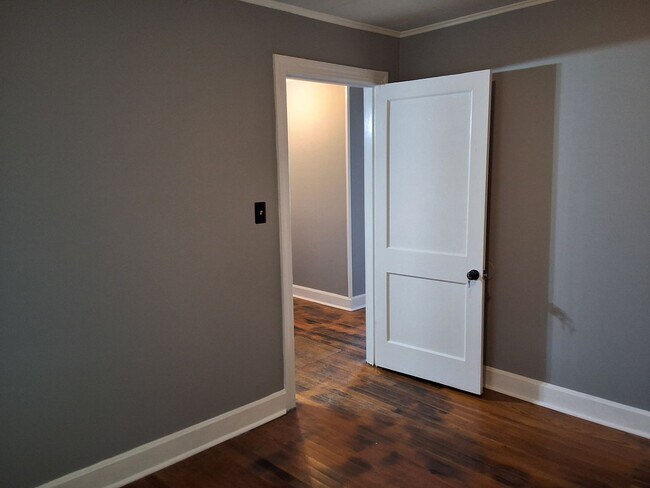 Building Photo - Comfy 3 Bed, 1 Bath