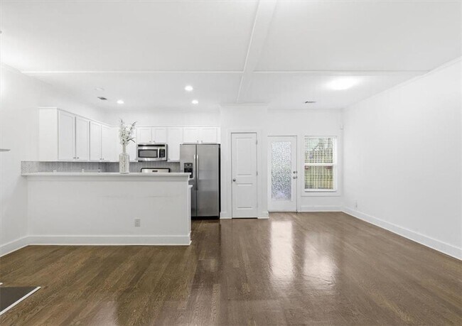 Building Photo - 1076 N Village Dr