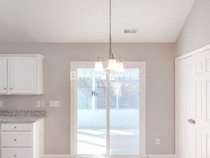 Building Photo - 2218 Pleasant Dale Dr