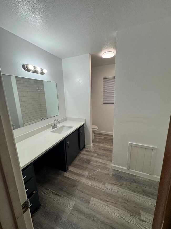 Building Photo - 2218 E 11th St