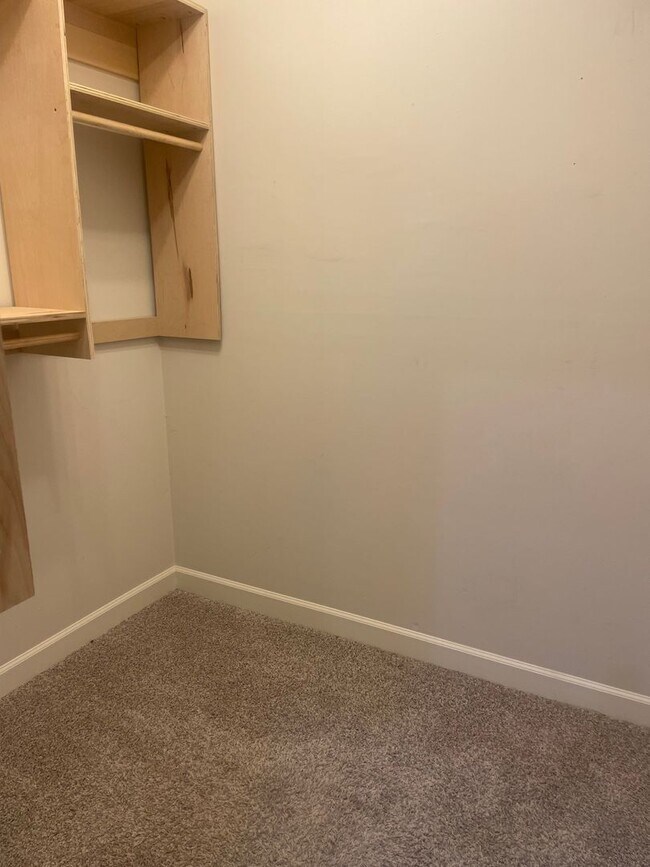 Building Photo - Knoxville 37918 - 2 bedroom, 2.5 bath Townhome - Contact Lisa Vineyard & Shannon Russell (865) 21...