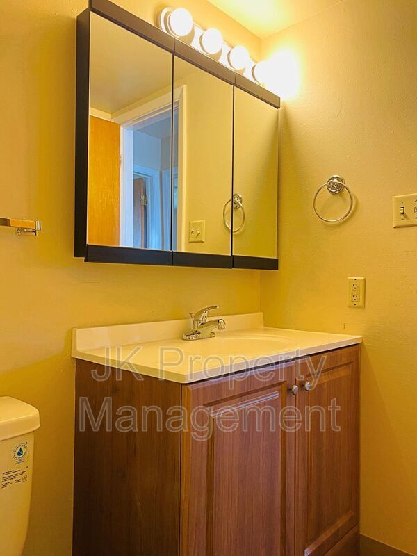 Building Photo - 2100 4th St NE