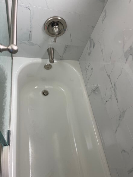 Brand new tub with built in soap niche - 2912 Peppertree Ln