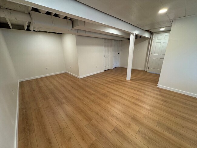 Building Photo - 111 Treeview Dr