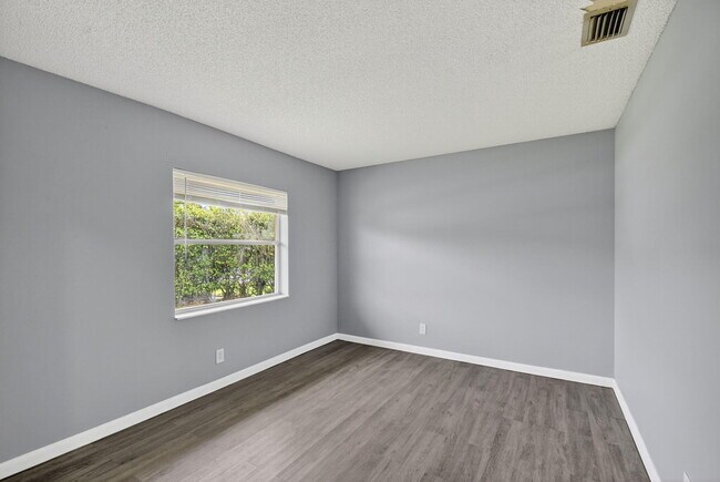 Building Photo - 6282 Wauconda Way W