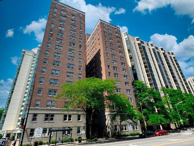 Primary Photo - 1100 N La Salle Dr