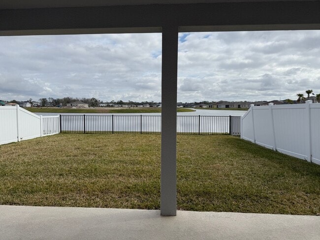 Building Photo - Beautiful 4 bedroom Home