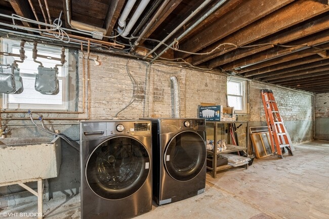 Building Photo - 2524 W Lyndale St