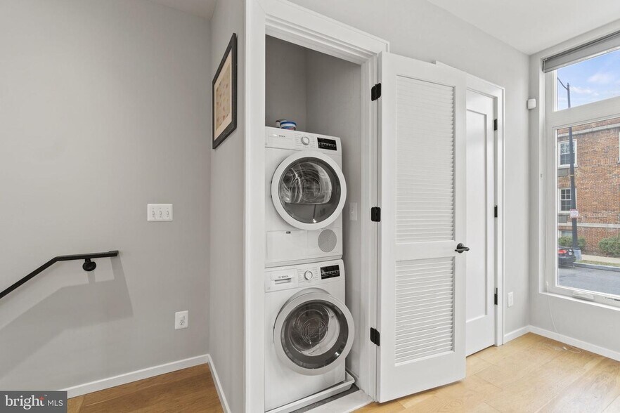 In unit washer/dryer - 1201 Kearny St NE