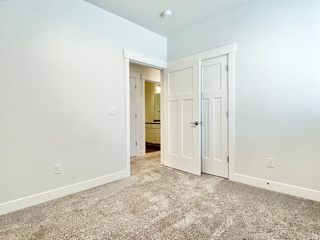 Building Photo - Spacious Condo Near Primary Children’s Hospital!