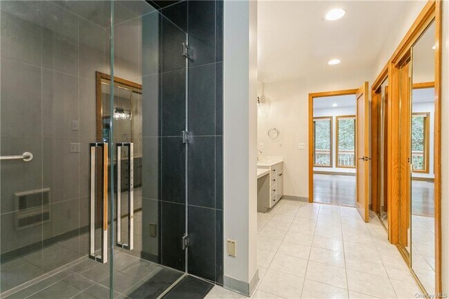 Building Photo - 61 Oak Hollow