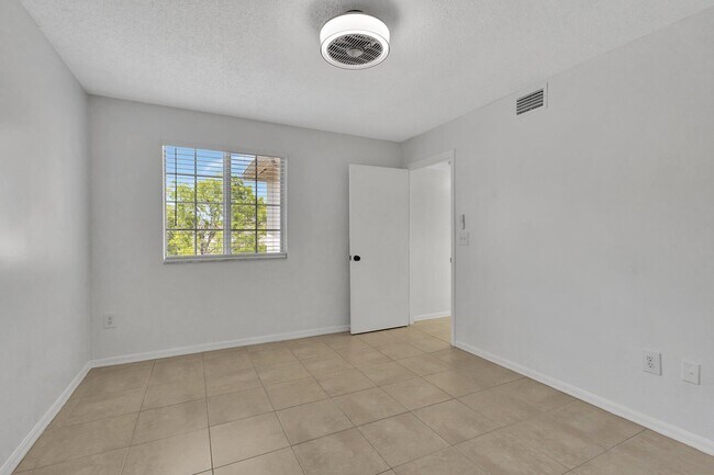 Building Photo - 400 Crestwood Ct N