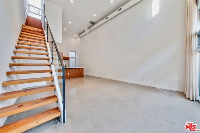 Building Photo - 140 S Gramercy Pl