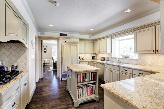 Building Photo - 5508 Candlewood Dr