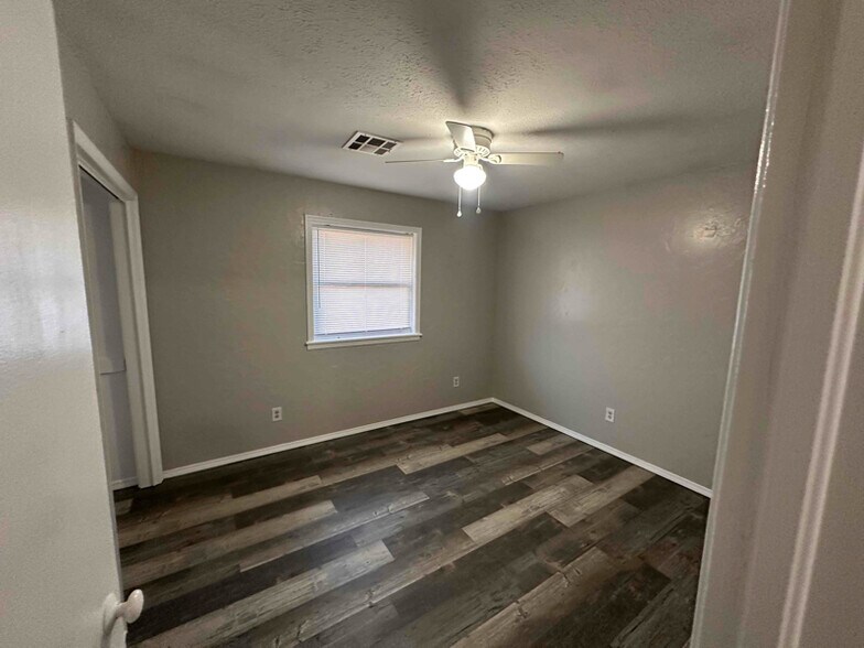 Building Photo - 11216 N McKinley Ave