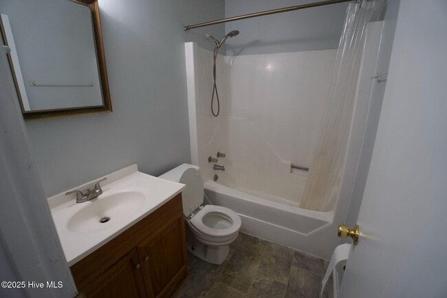 Building Photo - 115 Village Cir