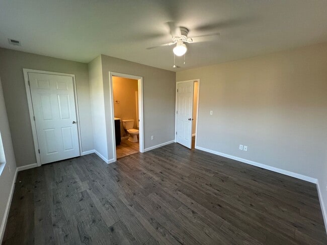 Building Photo - Newer single family house