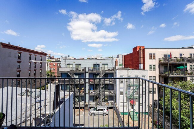 Primary Photo - 402 Madison St