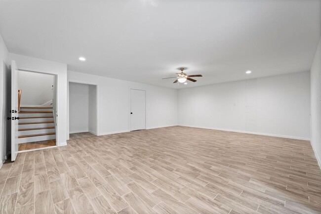 Building Photo - 309 Lakeside Ln