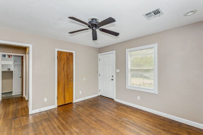 Building Photo - Updated 1 bed 1 bath duplex