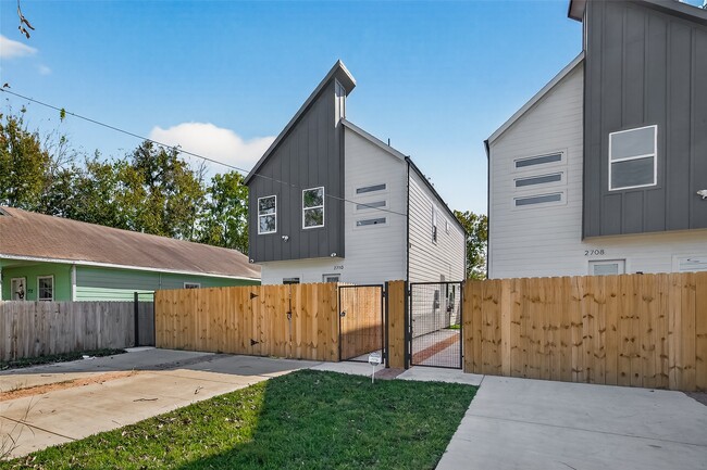 Building Photo - 2710 Bostic St