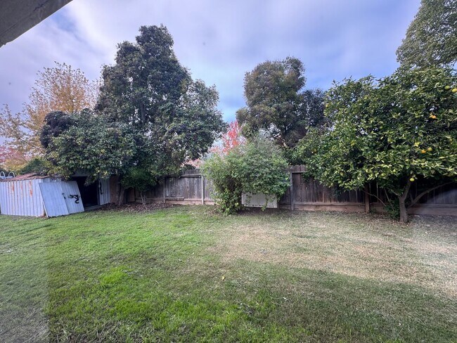 Building Photo - 4 bed 2 bath in Merced available now