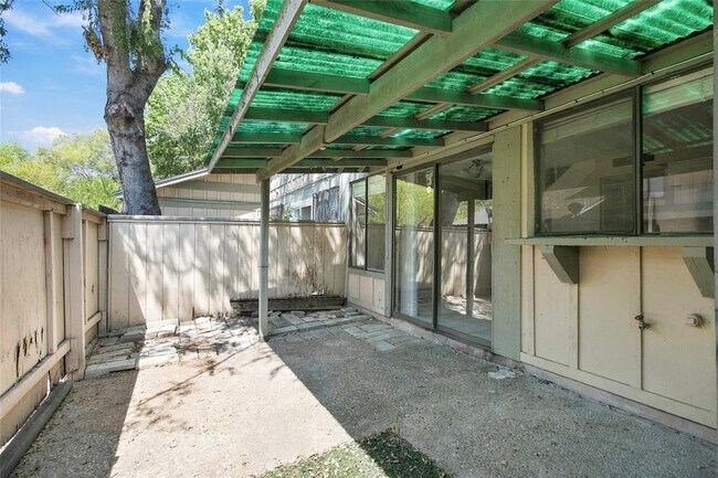 Building Photo - 902 Park Village Cove