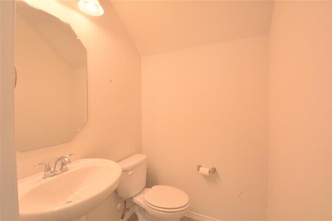 Building Photo - 13915 Osmarea Dr