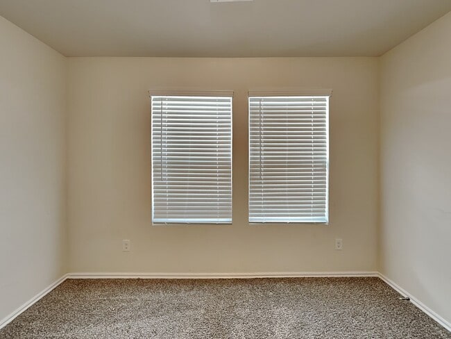 Building Photo - 3420 moraine dr