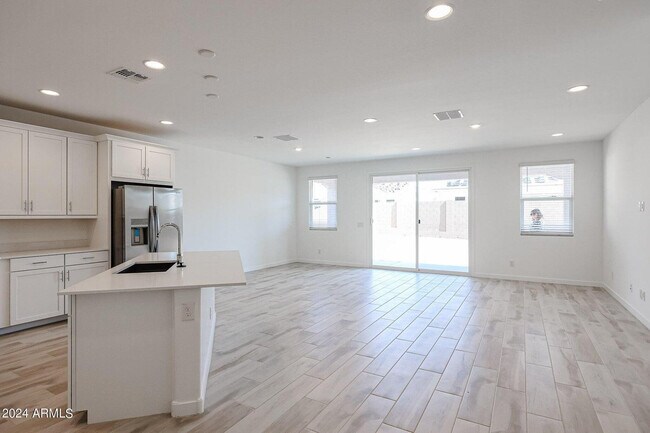Building Photo - 7682 W Jackrabbit Ln