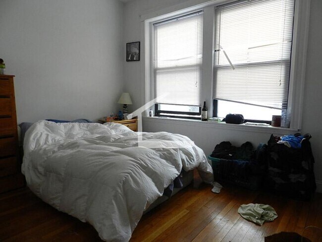 Building Photo - Charming 4 Bedrooms-No Broker Fee
