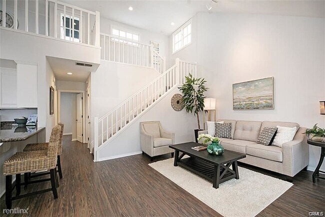 Building Photo - 2 br, 1.5 bath Condo - 416 .5 Acacia Avenue