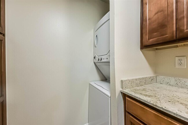 Building Photo - 1860 White Oak Dr