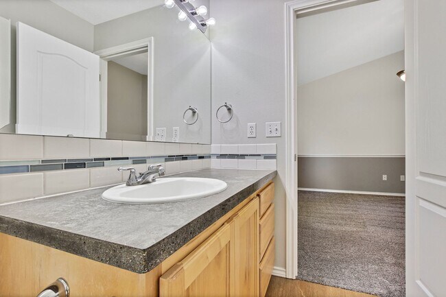 Building Photo - Spacious Updated 3 Bedroom, 2 Bath home in...