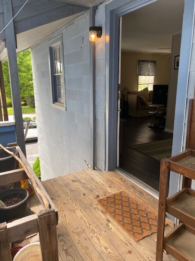 Building Photo - Available June 2025 - 2nd floor apartment ...