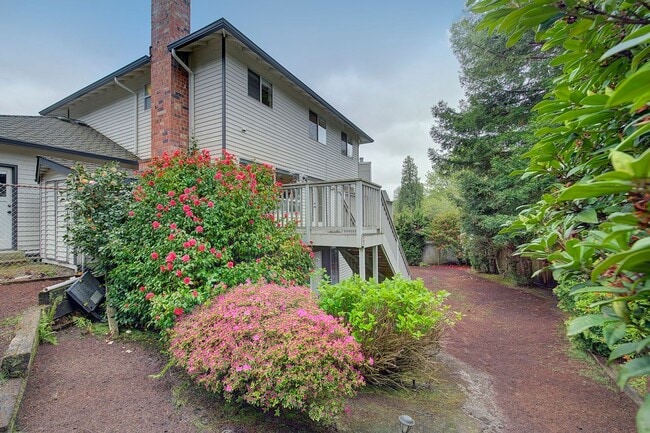 Building Photo - 5Bd/3.5Ba Newcastle House