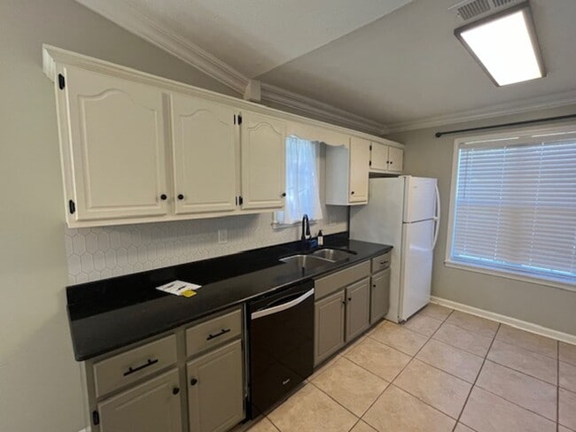 Building Photo - Renovated 3 Bedroom 2 Bath Home for Rent!