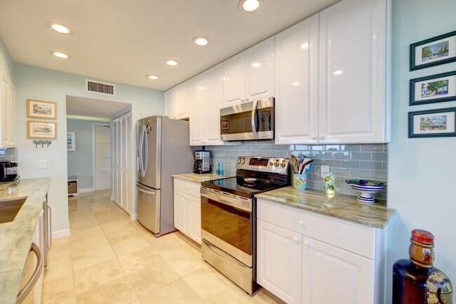 Building Photo - 1555 NE Ocean Blvd
