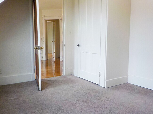 Building Photo - AVAILABLE 07/01/2026 - Beautiful 3 Bedroom...