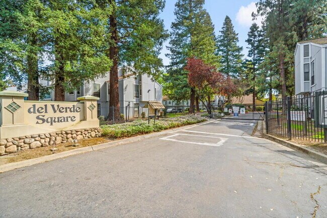 Building Photo - 251 Del Verde Cir