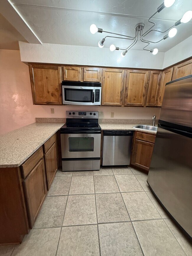 Building Photo - 1bd condo steps away from U of A, gated, A/C, Washer/Dryer