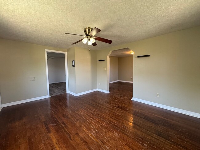 Building Photo - Cozy 2 Bedroom 1 Bathroom Home Nestled in ...