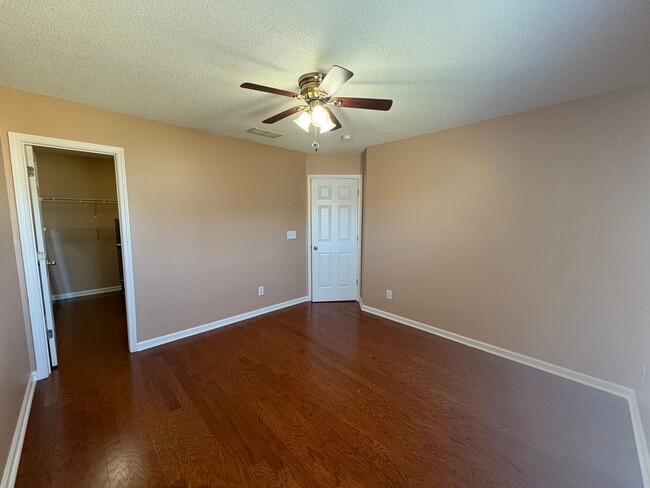 Building Photo - 3/2.5 Townhome Available Now!