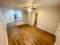 Building Photo - 1 Bedroom/1 Bath Duplex Unit Available for...