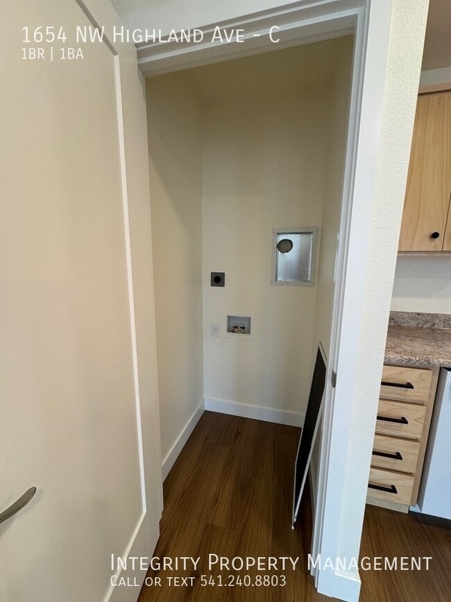 Building Photo - 1654 NW Highland Ave