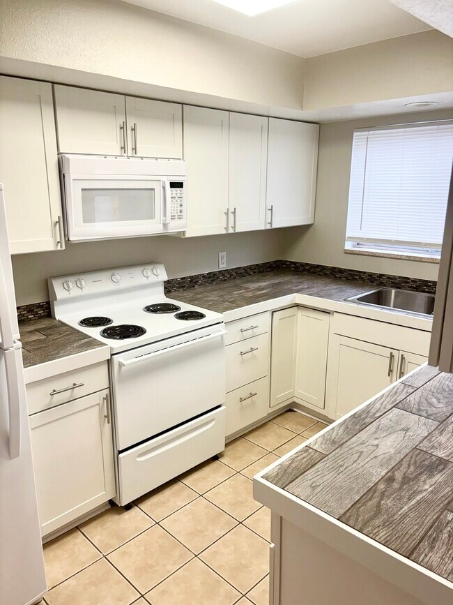 Building Photo - 9014 E Lehigh Ave