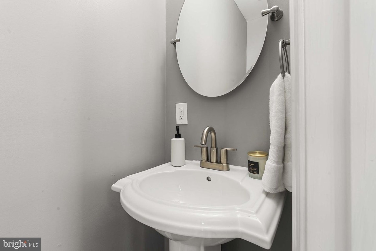 Building Photo - 1416 S St SE