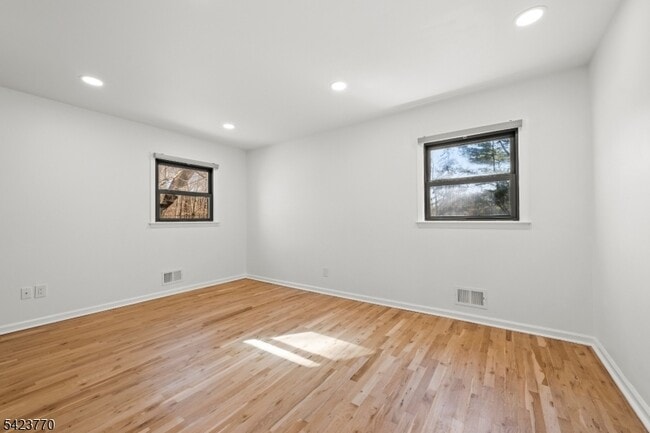 Building Photo - 27 Meadowview Rd