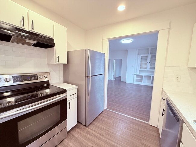 Building Photo - Charming 4BR with Modern Updates & Large Fenced Yard in SE Portland!