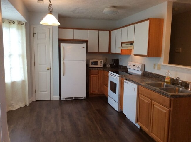 Building Photo - Located in the Heart of Havelock!
